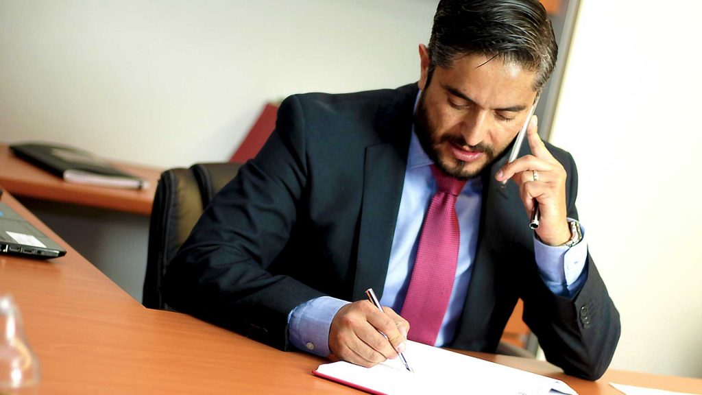 How-to-Choose-the-Right-Business-Lawyer-on-americastrend