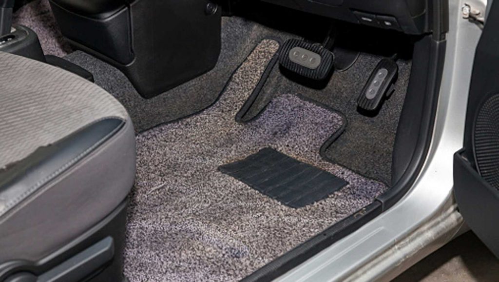 Trouble-free-Way-to-Install-Your-Auto-Floor-Mats-on-americastrend